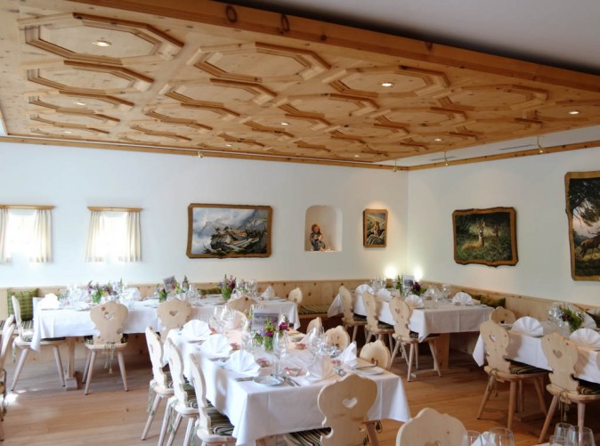 023_Schoene Aussichten Touristik-_Arvenstube_Walserhuus